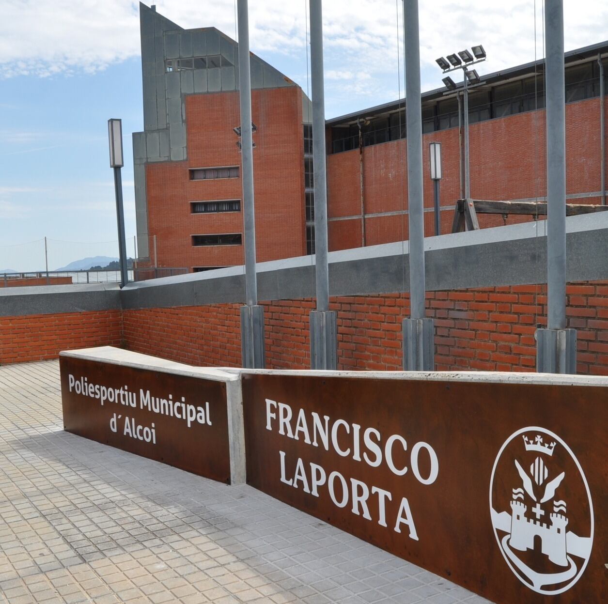 Entrada principal del polideportivo Francisco Laporta