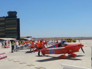 Instant previs a l'enlairament de les avionetes en la cursa de l'Air Race, aquest diumenge en la prova celebrada a l'Aeroport de Lleida-Alguaire