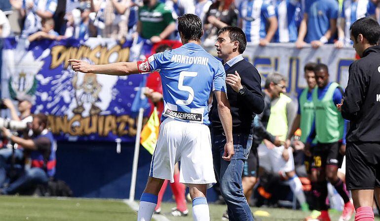 Garitano da instrucciones a Mantovani durante un encuentro de la temporada pasada.