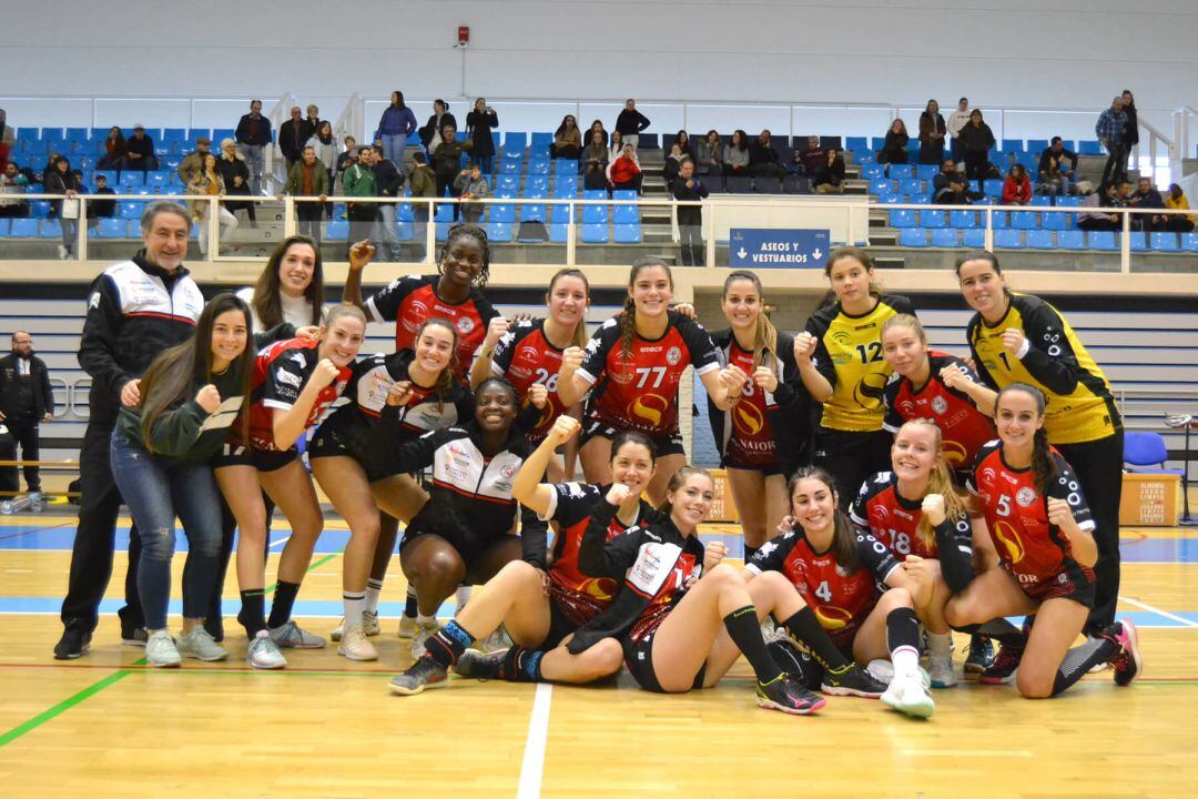 Las roqueteras celebrando la victoria en el pabellón Moisés Ruiz.