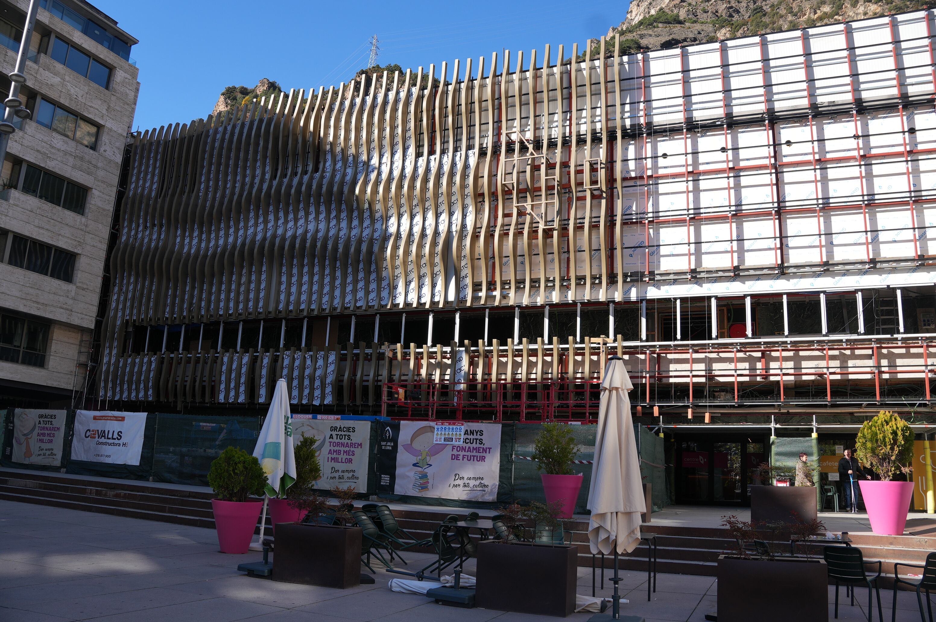 Les obres de reconstrucció de la façana del Centre cultural lauredià han quedat aturades temporalment per la caiguda d&#039;un element del revestiment