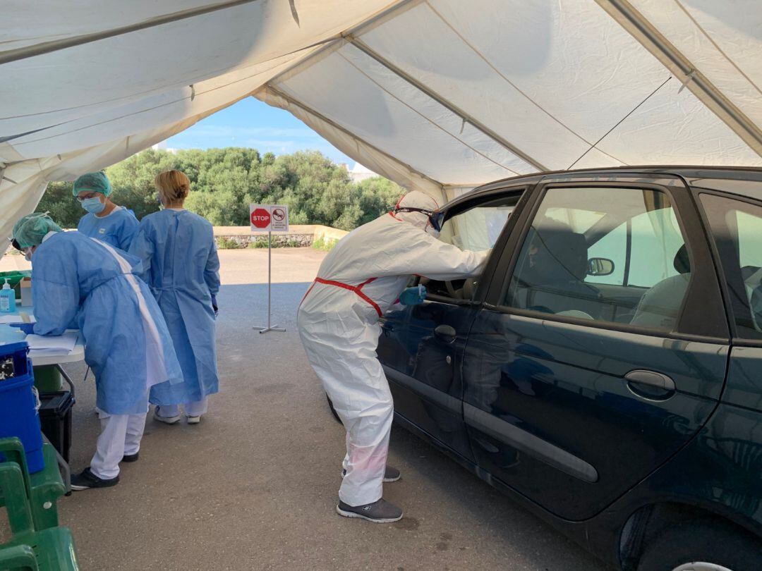 Les proves a Canal Salat es fan a una carpa defora del centre sanitari.