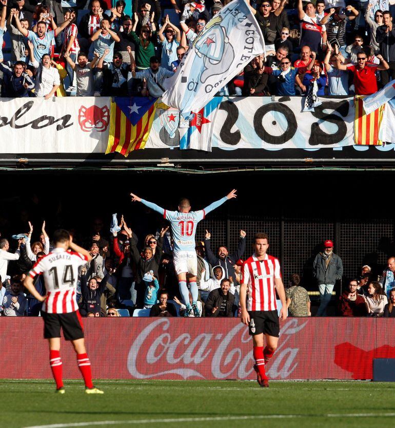 Iago Aspas celebra uno de sus goles con los aficionados del Celta