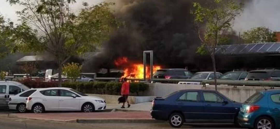 Los coches ardiendo el pasado viernes