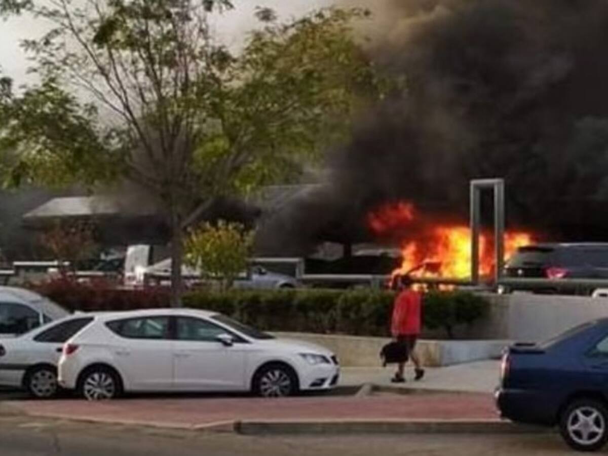 Arden diez coches en un aparcamiento de Parla