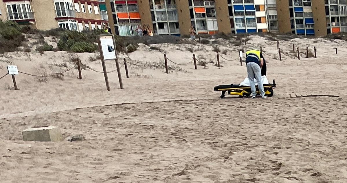 Aparecen unos restos humanos en avanzado estado de descomposición en la playa de El Perellonet de València.