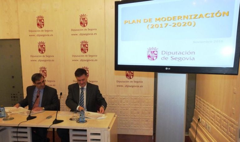 El presidente de la Diputación de Segovia Francisco Vázquez y firman un plan de modernización del organismo provincial.