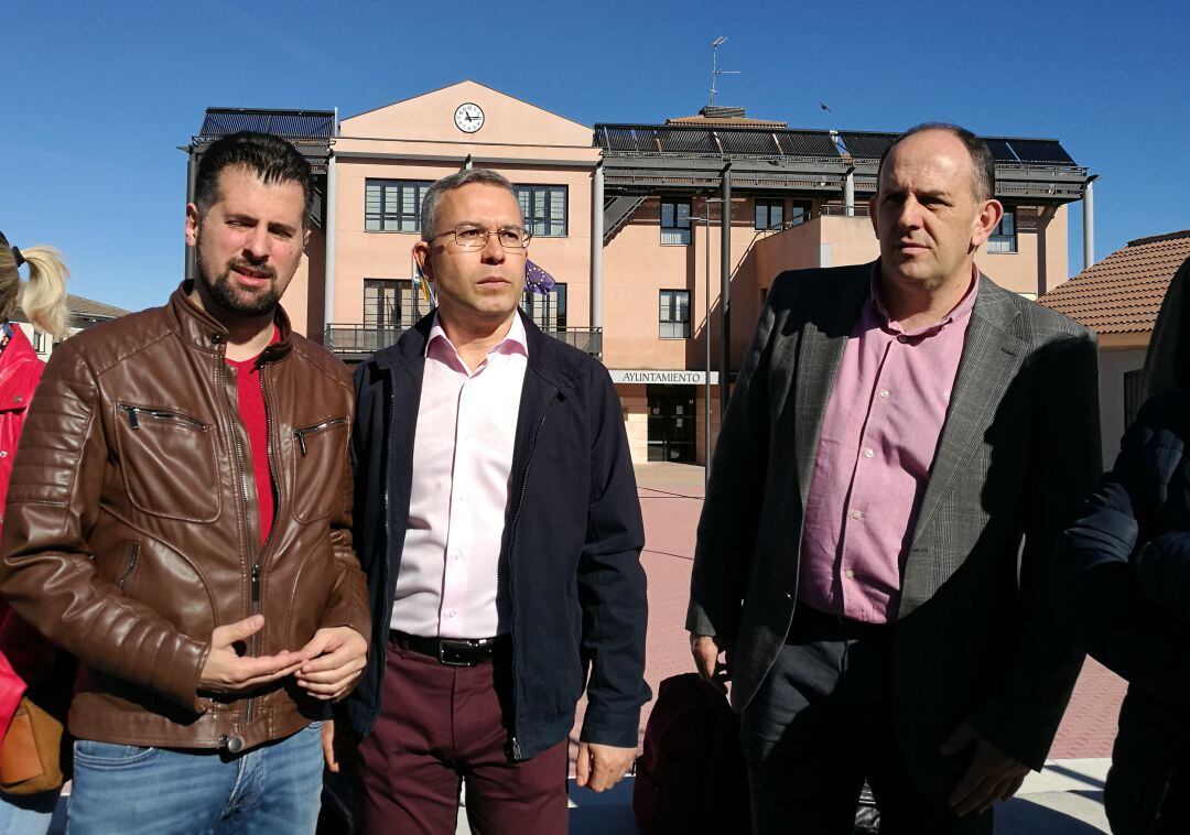 Luis Tudanca (iz) junto al portavoz socialista en el Ayuntamiento de Palazuelos Daniel Bravo y el procurador José Luis Aceves