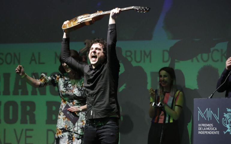 El grupo Triángulo de Amor Bizarro recoge el galardón Gibson al mejor albun de rock, hoy durante la IX edición de los Premios de la Música Independiente que se celebra en el Teatro Nuevo Apolo de Madrid.