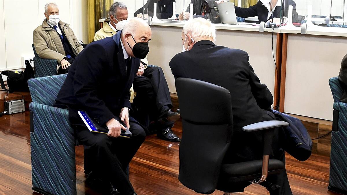 La Audiencia de Cantabria anula la sentencia que condenó a los exconsejeros de Sniace a tres meses y medio de cárcel