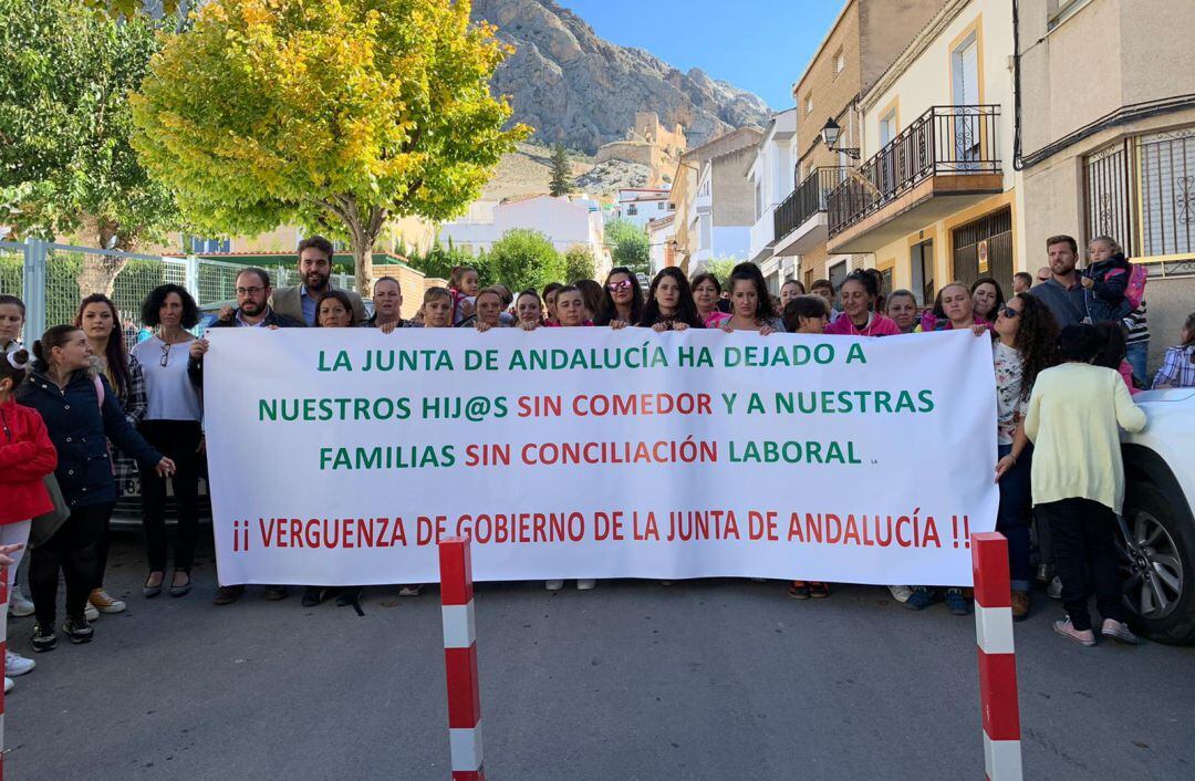 Madres y padres de Bedmar se concentran, a diario, por la falta de comedor escolar