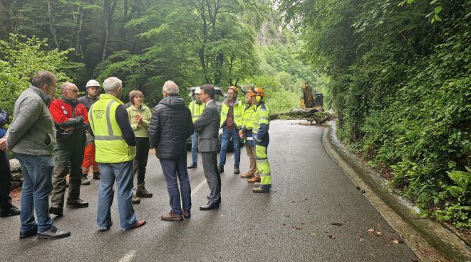 Las autoridades, visitando la carretera RD-934 afectada