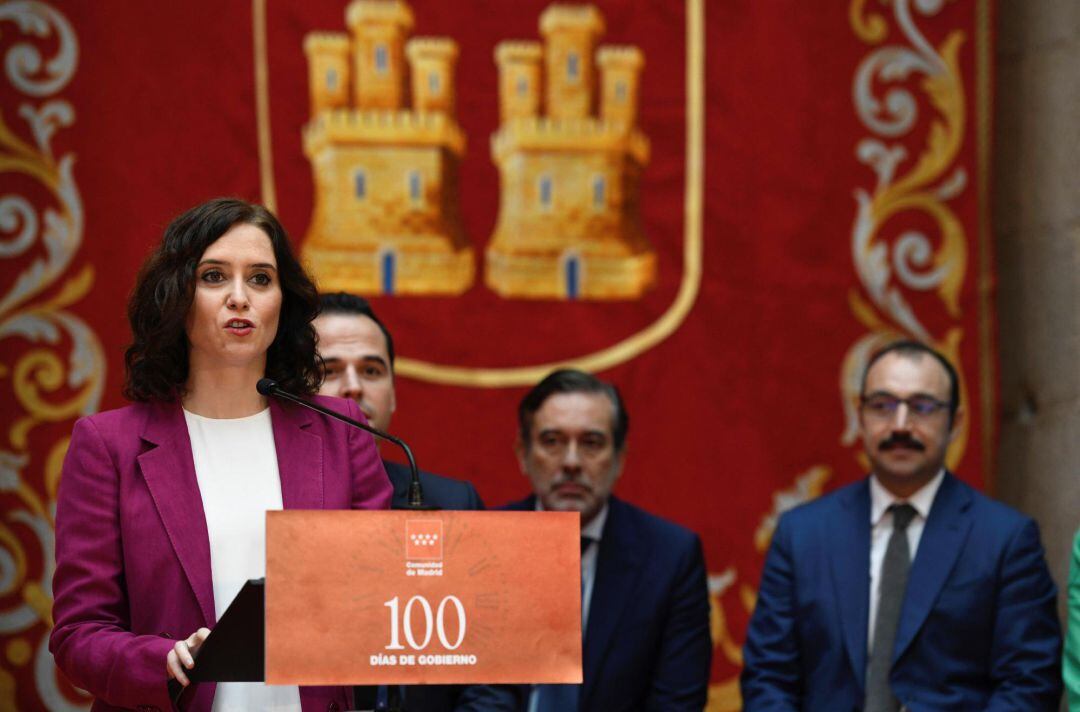 La presidenta de la Comunidad de Madrid, Isabel Díaz Ayuso, acompañada por el vicepresidente, Ignacio Aguado, y los miembros del Ejecutivo madrileño