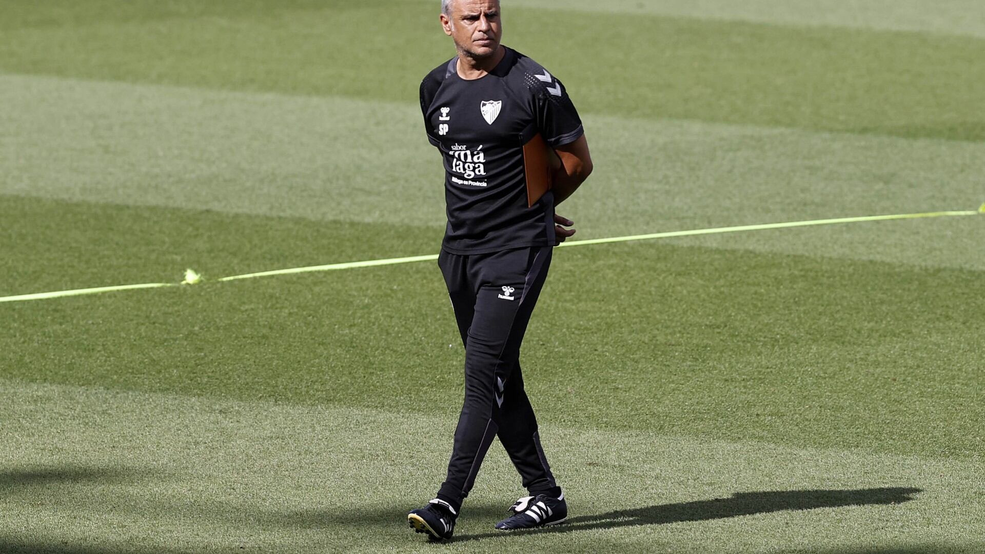 El técnico del Málaga Sergio Pellicer en el entrenamiento de este jueves en el estadio de La Rosaleda