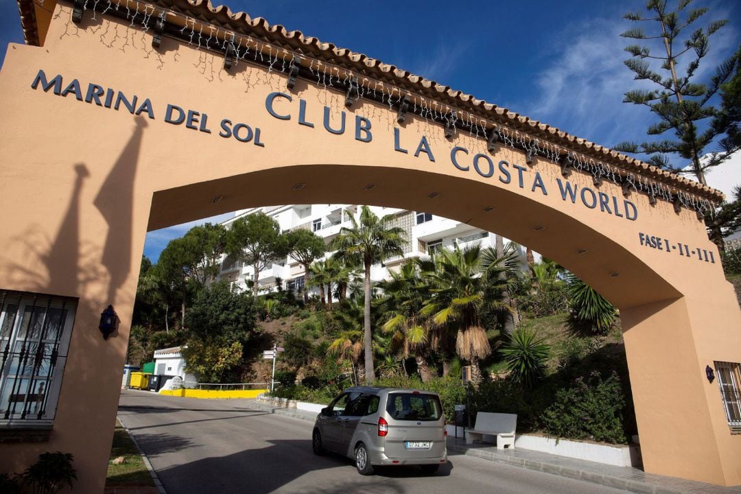 urbanización Club La Costa de Mijas (Málaga), donde ayer un hombre de nacionalidad británica y dos de sus hijos menores de edad fallecieron ahogados en la piscina en la de la urbanización, en un extraño suceso que está investigando la Guardia Civil