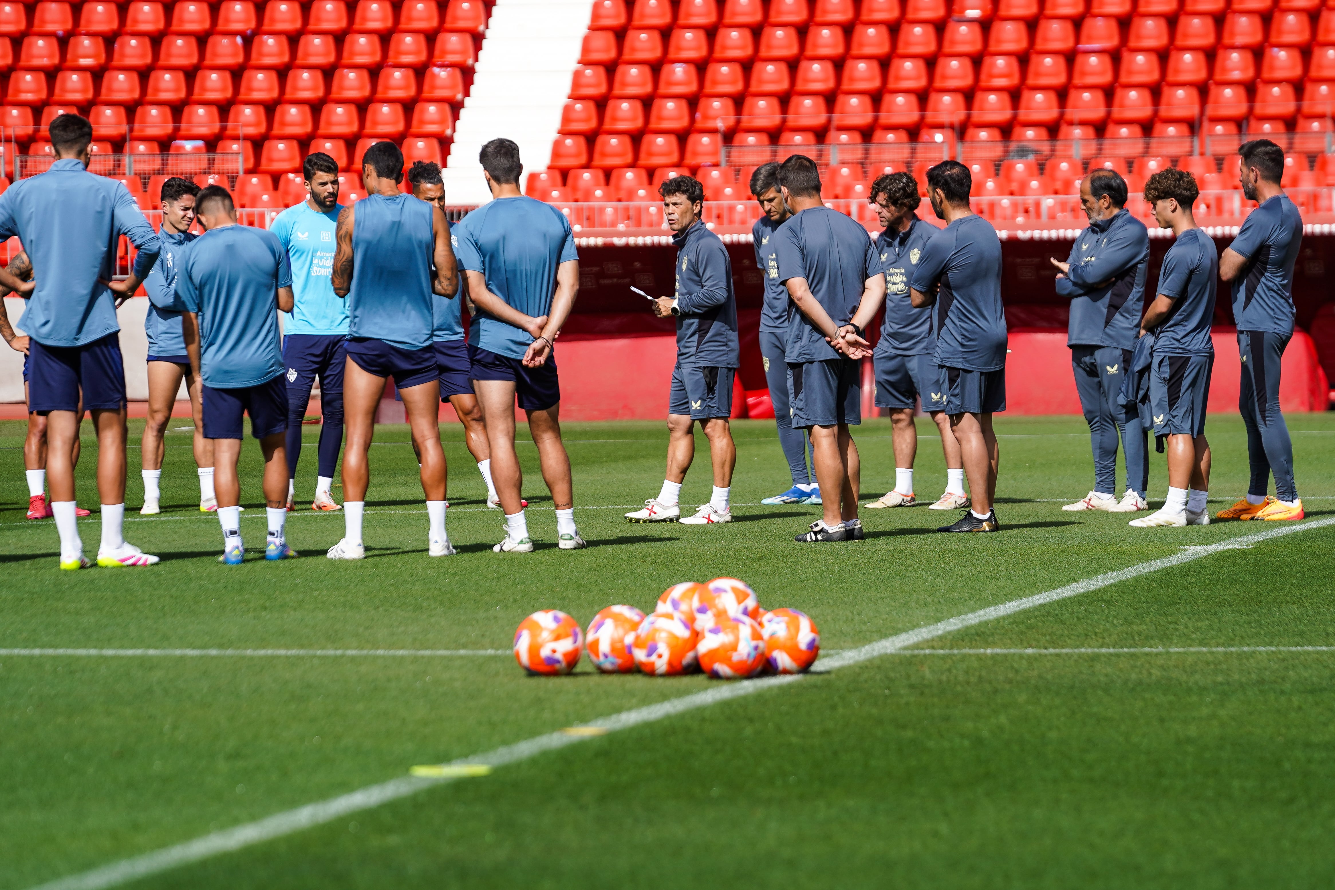 Rubi en el estadio con los futbolistas.