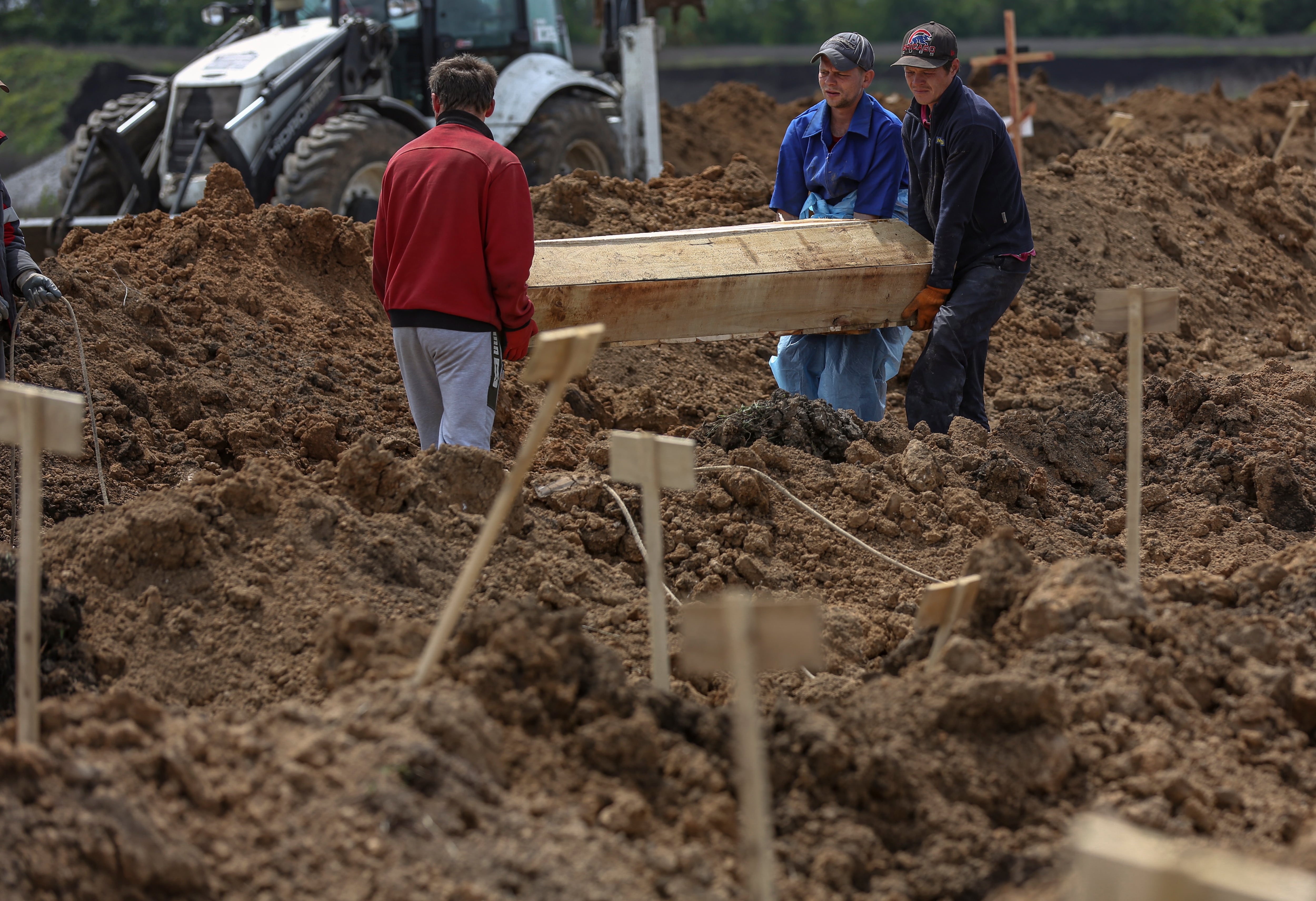 Trabajadores de un cementerio transportando un ataúd en Staryi Krym, a las afuera de Mariúpol.