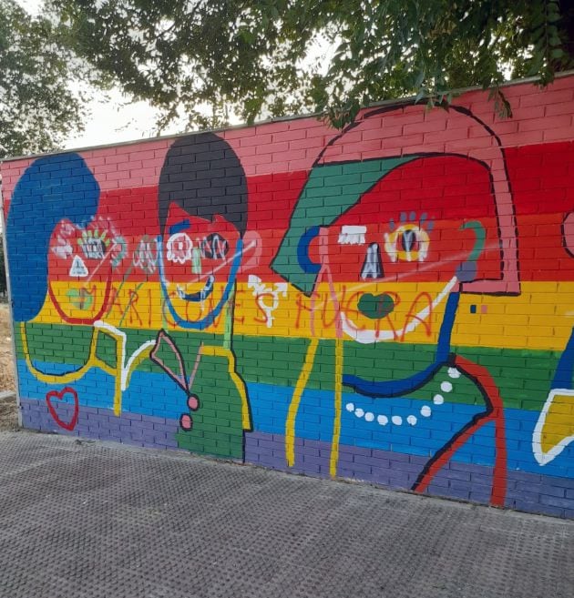 Pintadas en el mural de la avenida de la Ilustración, 29.