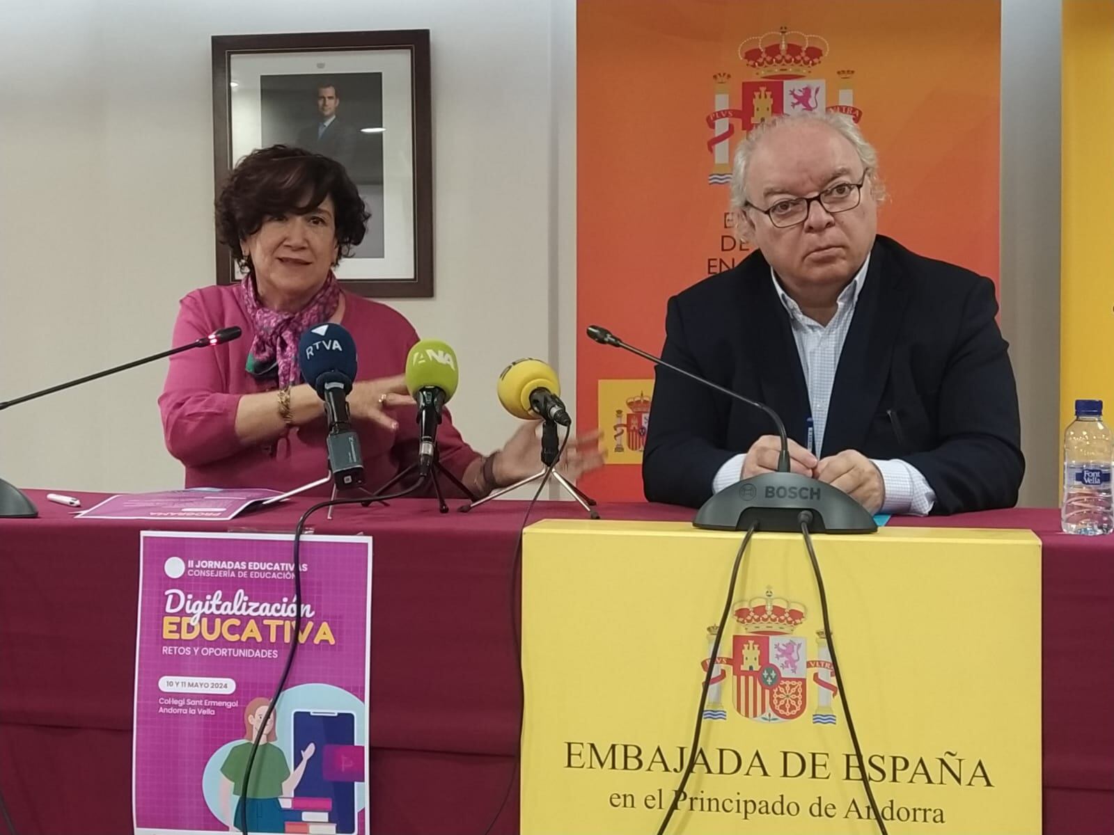 L'ambaixador espanyol, Carlos Pérez Desoy, i la consellera d'Educació de l'ambaixada, María Dolores López