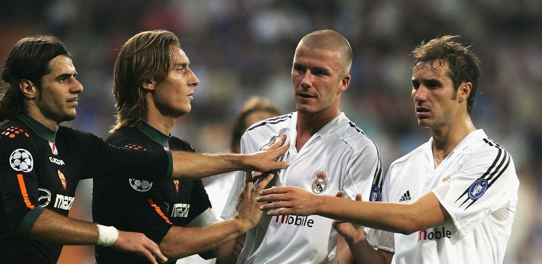 Francesco Totti, junto a Perrotta, Beckham y Helguera durante un encuentro de Champions entre la Roma y el Real Madrid