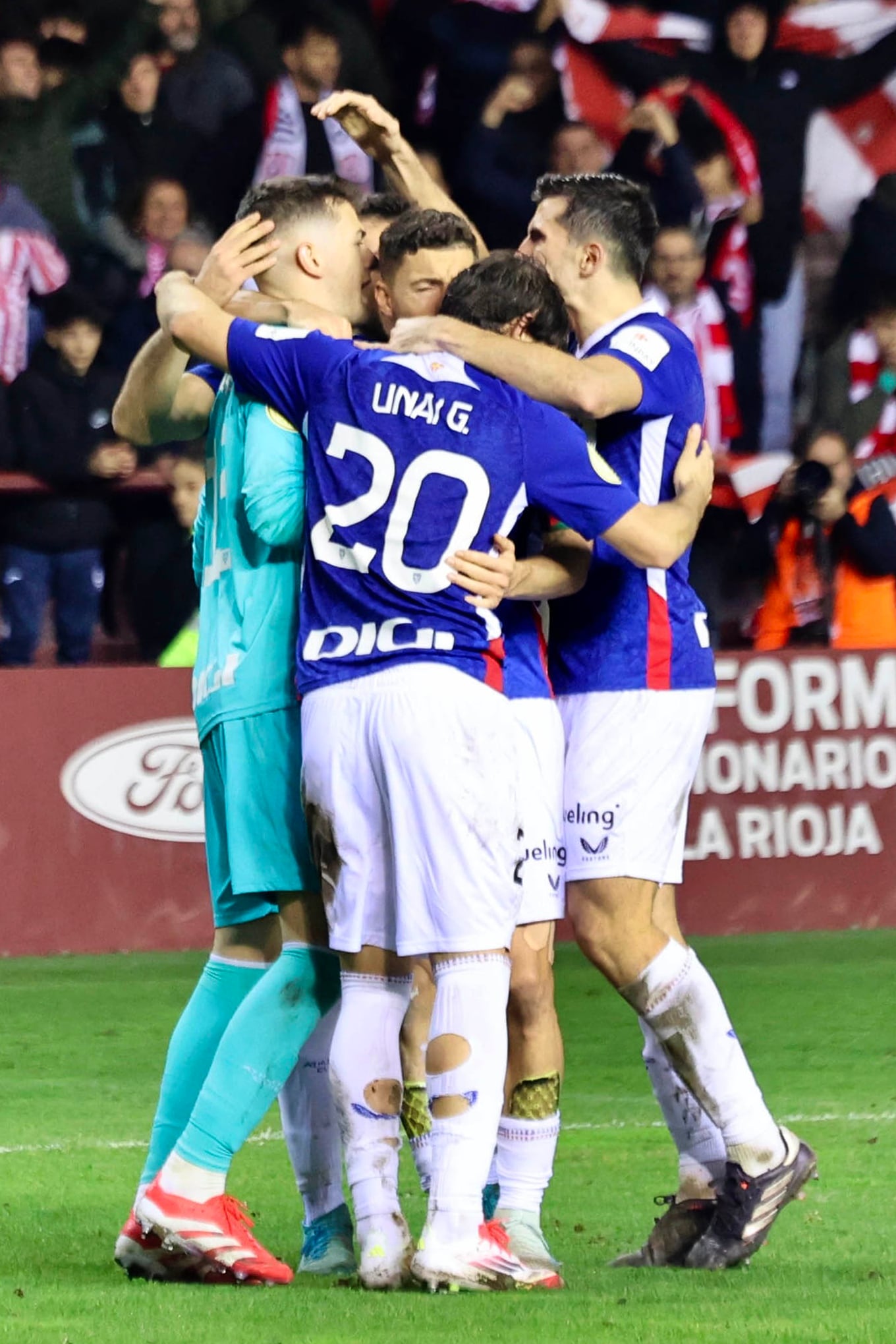 LOGROÑO, 04/01/2025.- Los jugadores del Athletic Club celebran su pase a octavos de Copa del Rey tras derrotar en la tanda de penaltis al Logroñes en el encuentro que han disputado hoy sábado en el Estadio Las Gaunas de Logroño. EFE/ Raquel Manzanares.
