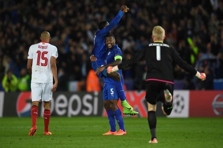 Kasper Schmeichel celebra su pase a cuartos.