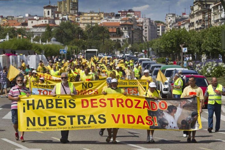 Propietarios de viviendas con sentencia de derribo se manifiestan en Santander
