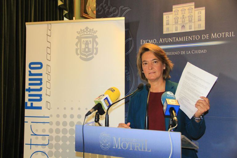 La popular Luisa García Chamorro en una rueda de prensa cuando aún era alcaldesa de Motril(Granada)