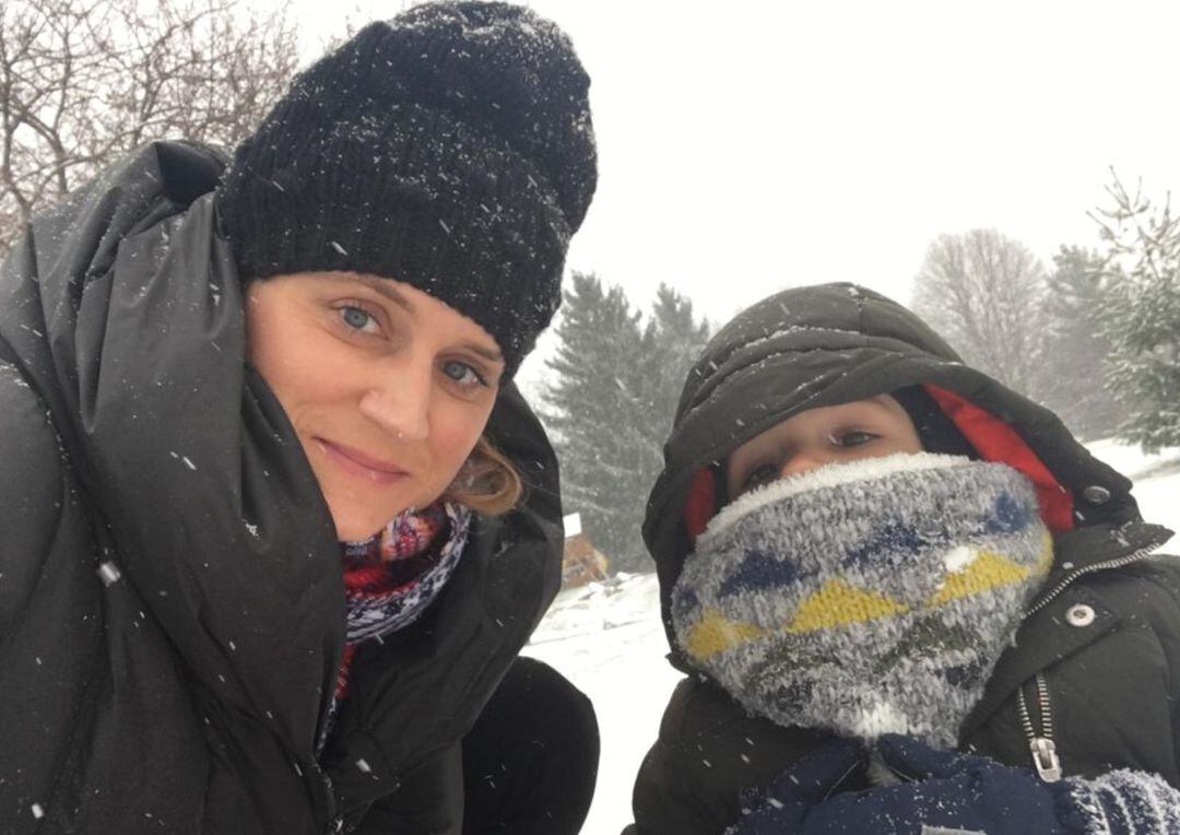 Arancha Martínez con uno de sus hijos en el frío de Chicago.