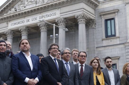 GRA287. MADRID, 22/11/2016.- El portavoz de PDECat, Francesc Homs (4i), acompañado del diputado de Junts pel Sí en el Parlament Lluis LLach (i); el vicepresidente de la Generalitat de Cataluña, Oriol Junqueras (2i); el presidente, Carles Puigdemont (3i); 