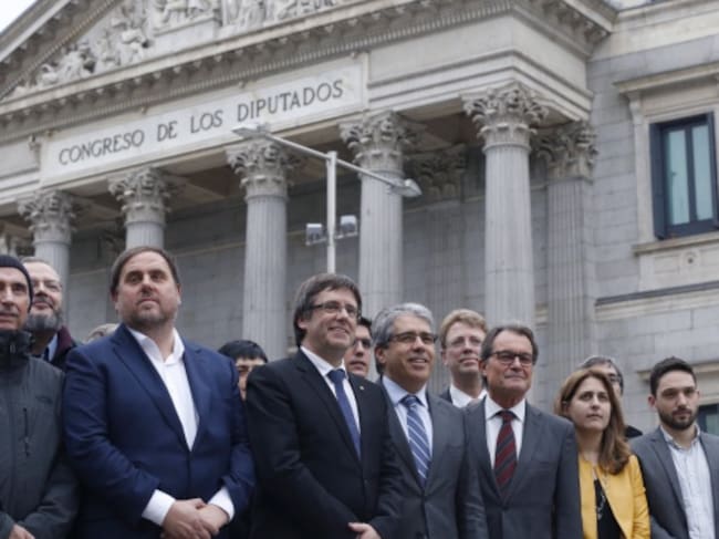GRA287. MADRID, 22/11/2016.- El portavoz de PDECat, Francesc Homs (4i), acompañado del diputado de Junts pel Sí en el Parlament Lluis LLach (i); el vicepresidente de la Generalitat de Cataluña, Oriol Junqueras (2i); el presidente, Carles Puigdemont (3i);