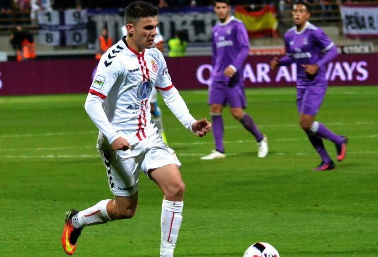 Gallar conduce el balón ante la mirada de Mariano y Morata