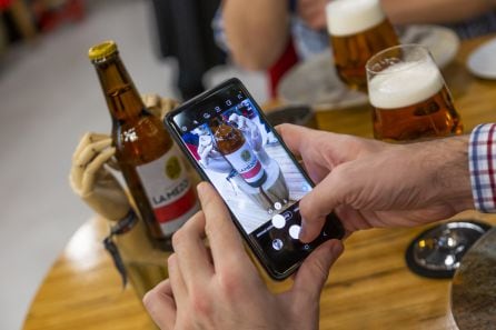 Un comensal toma una fotografía del botellín de 33 cl con su smartphone