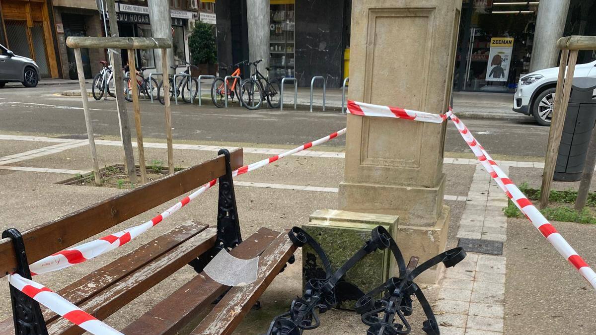Los vándalos acaban con una farola de la plaza de la Inmaculada