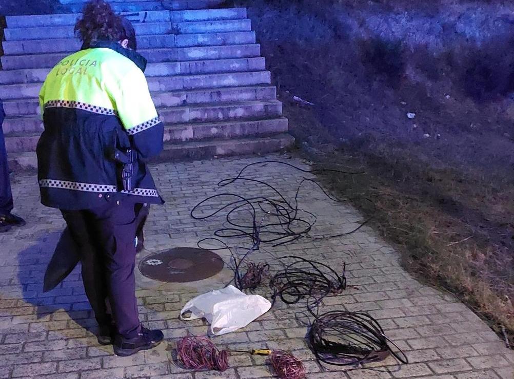 Una agente de la Policía Local de Alcoy con los cables robados, presuntamente, por el detenido.