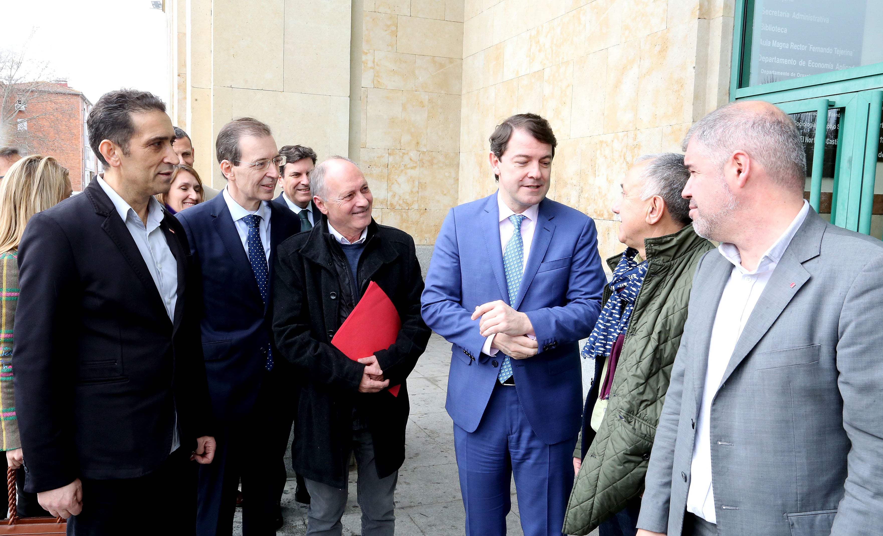 Alfonso Fernández Mañueco, en el centro, participa en el aniversario de la Cátedra de Sindicalismo y Diálogo Social de la Universidad de Valladolid