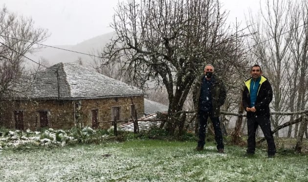 Cerezales (derecha), en una imagen invernal de Fuente de Oliva