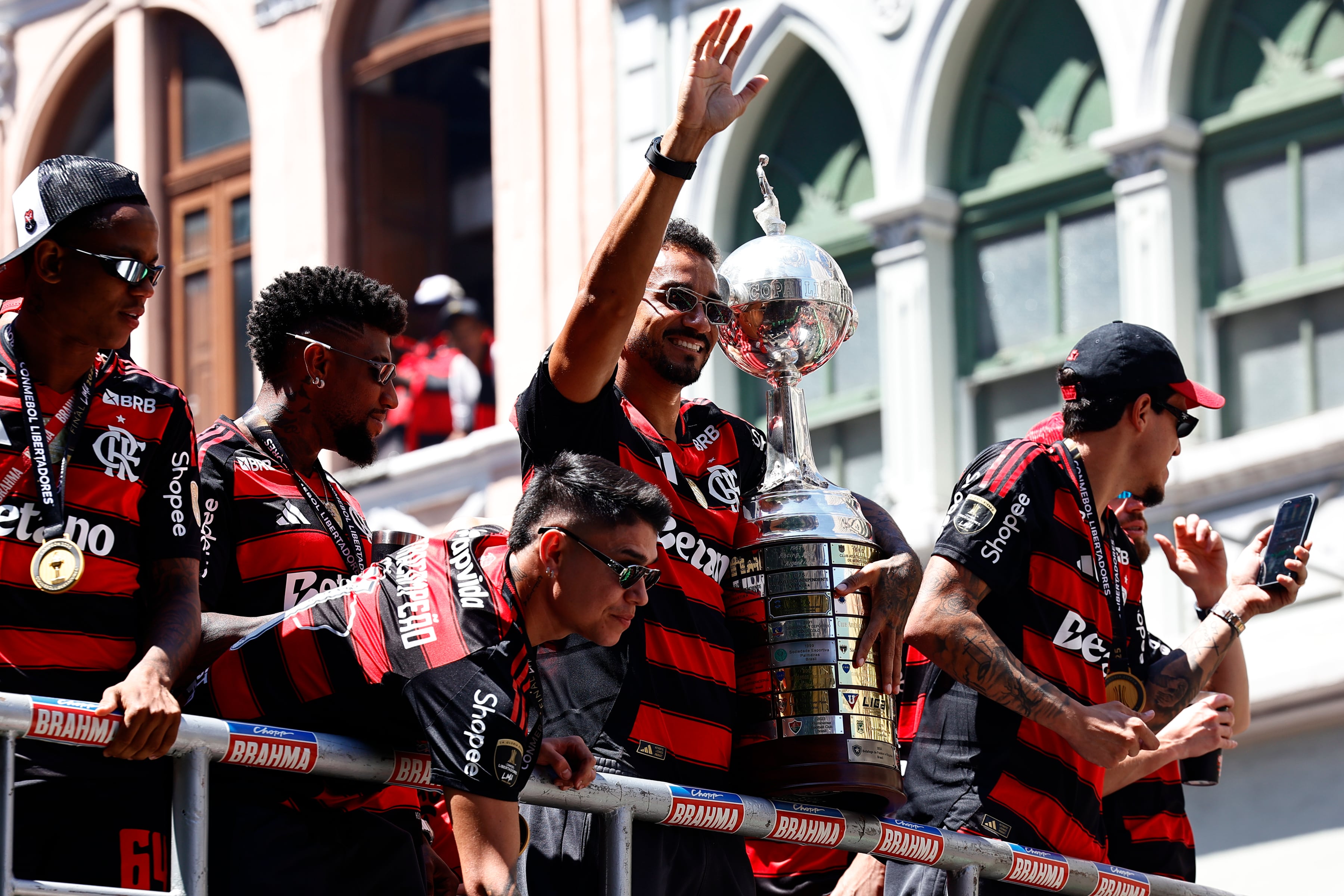 Miles de cariocas enloquecen al recibir al campeón Flamengo en Río de Janeiro
