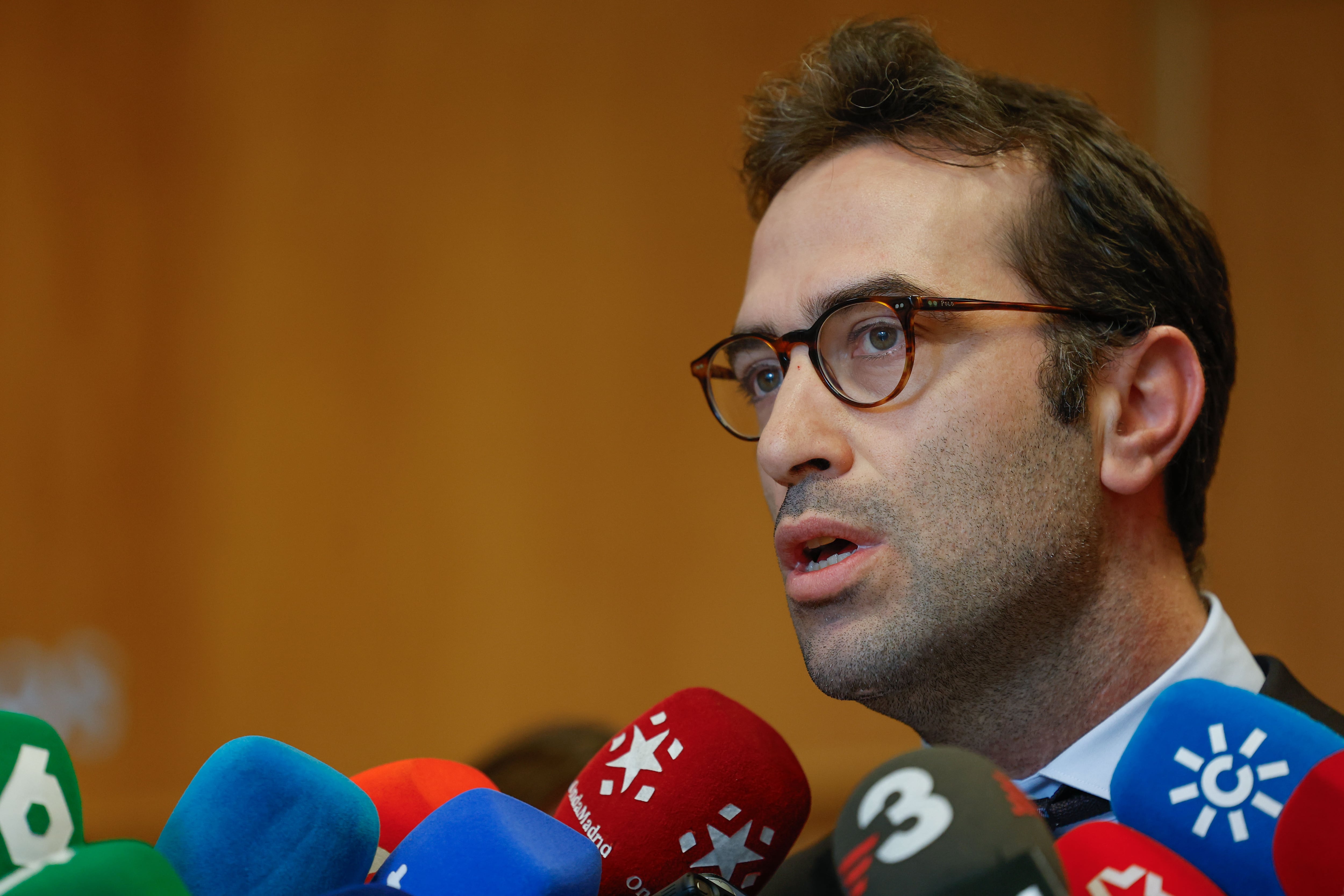 El ministro de Economía, Comercio y Empresa, Carlos Cuerpo, atiende a los medios de comunicación.