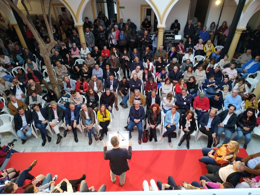 El candidato del PSOE a la alcaldía de Algeciras, Juan Lozano, se dirige a los asistentes a la presentación de su candidatura 