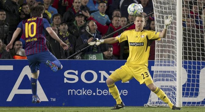 Lionel Messi supera a Bernd Leno para hacer el primero de su cuenta