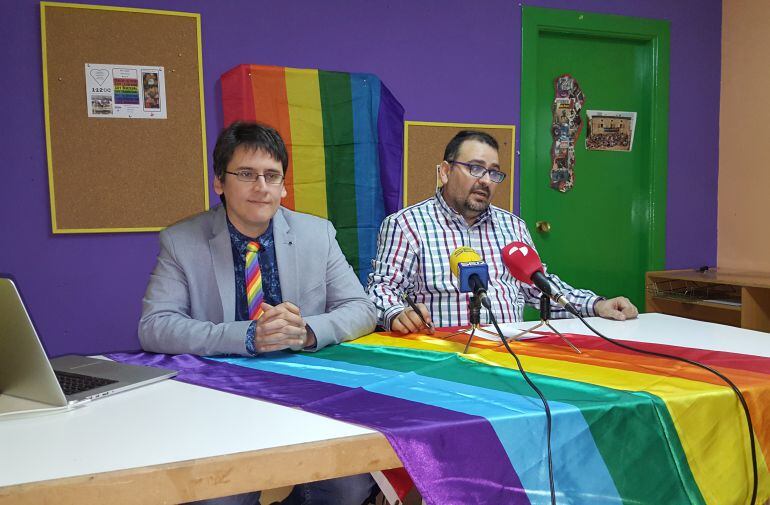 Ignacio Paredero, presidente de la Federación LGTB de Castilla y León y Adolfo Infante, coordinador del colectivo Chiguitxs LGTB+