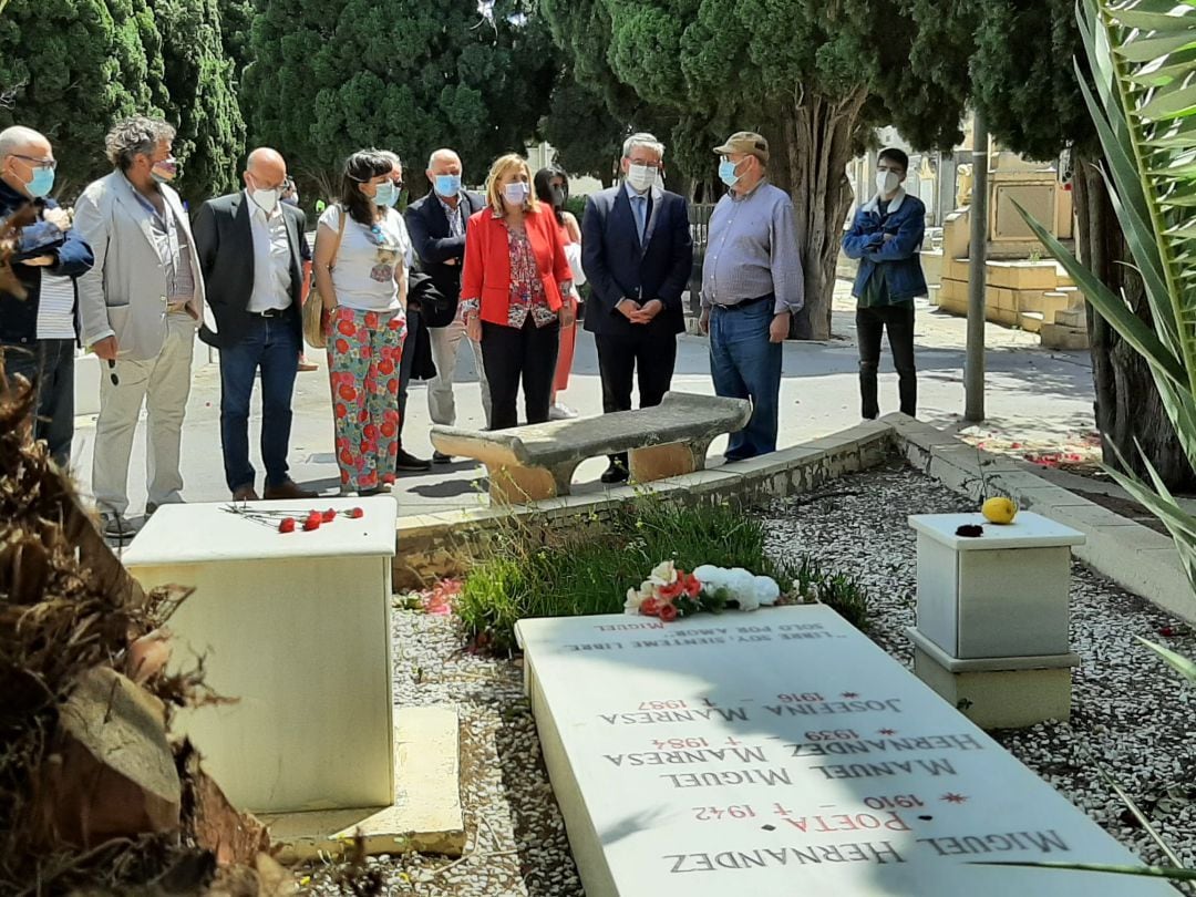 El secretario de Estado de Memoria Democrática, Fernando Martínez, junto a la subdelegada del Gobierno, Araceli Poblador, y a Vicente Carrasco, portavoz de la Comisión Cívica por la Memoria Histórica de Alicante (d).