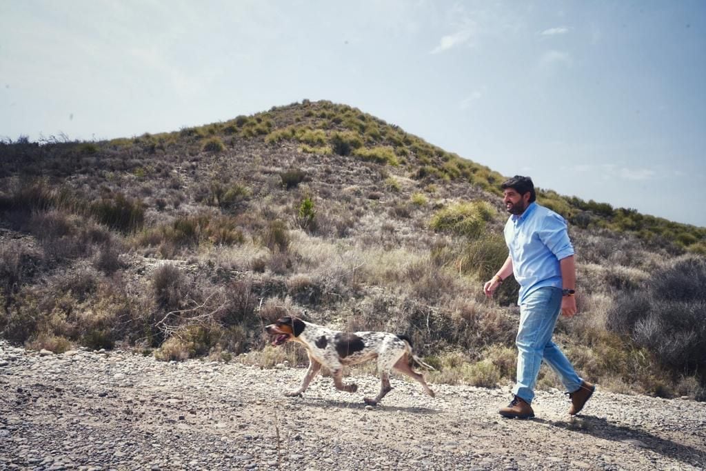 Fernando López Miras, candidato del PP, pasea con su perro durante la jornada de reflexión