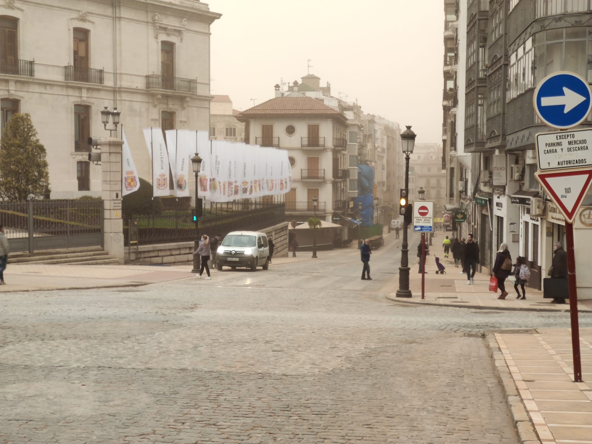 La calle Bernabé Soriano de la capital jiennense bajo la influencia de una tormenta de arena