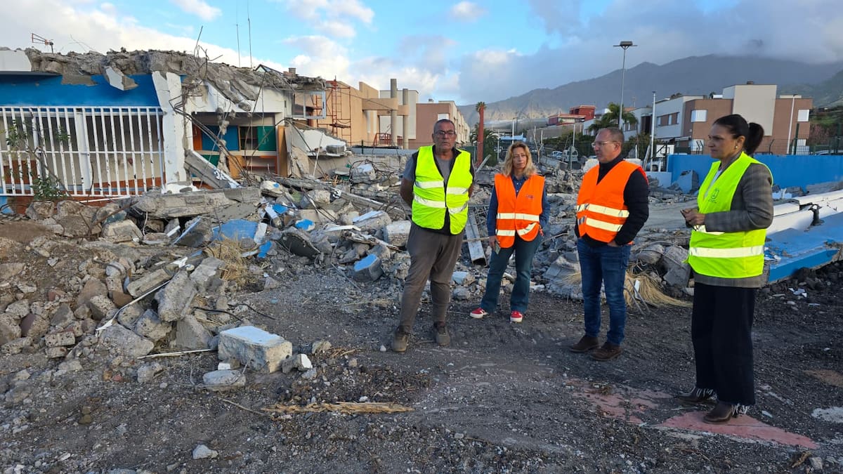 Cae al suelo el 'colegio azul' destrozado por el volcán de La Palma y comienza su reconstrucción