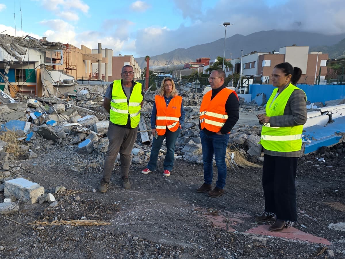 Cae al suelo el 'colegio azul' destrozado por el volcán de La Palma y comienza su reconstrucción