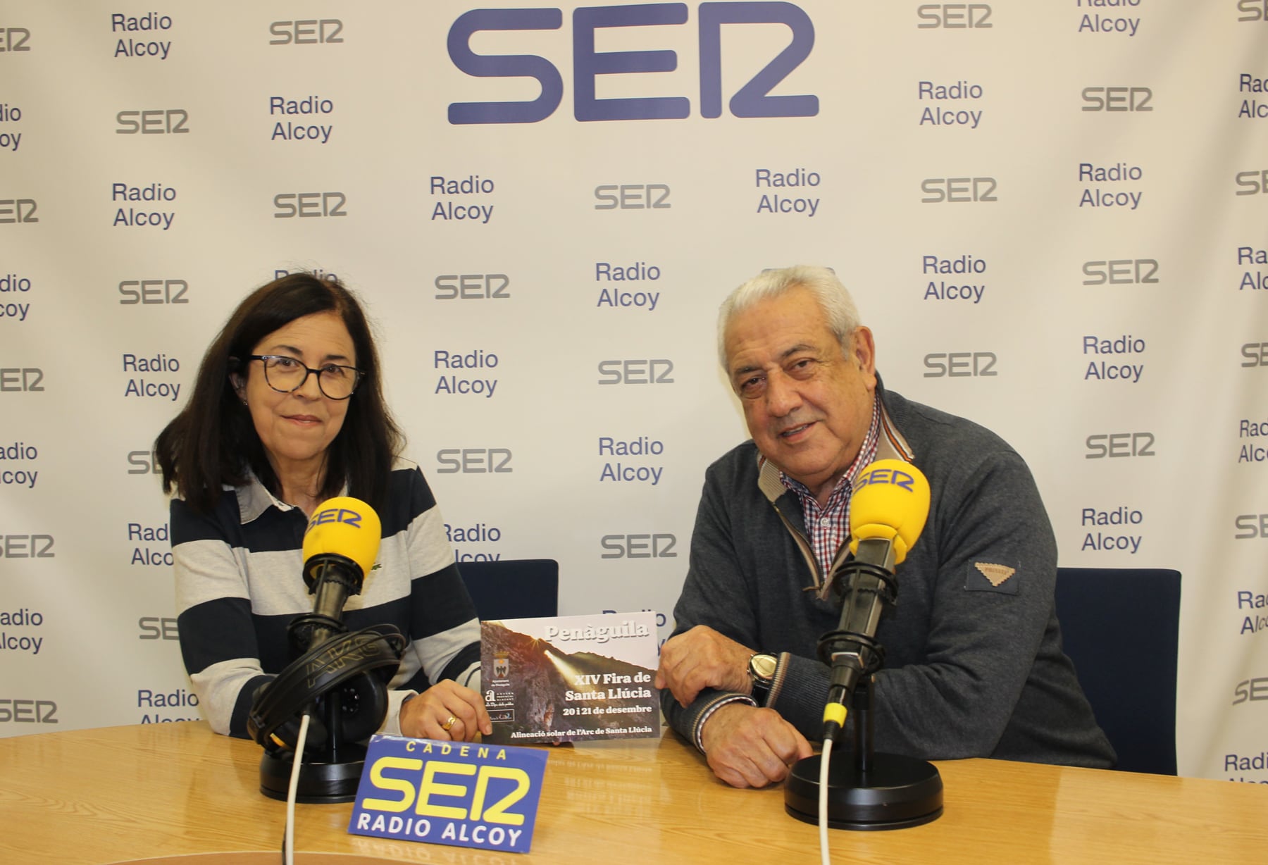 La regidora de Cultura, Mari Carmen Blanes i l'alcalde de Penàguila, Salva Catalá, amb un ejemplar del tríptic que explica detalls de la Fira de Santa Llúcia