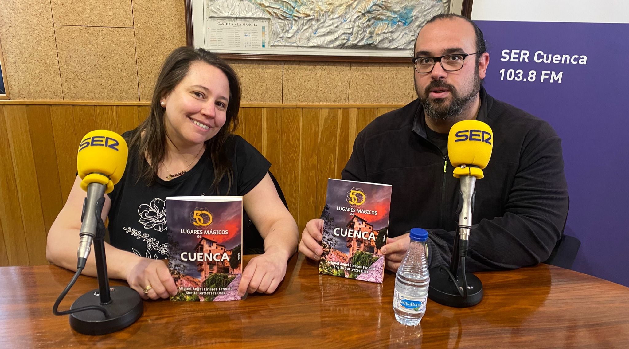 Miguel Ángel Linares y Sheila Gutiérrez en el estudio de SER Cuenca.