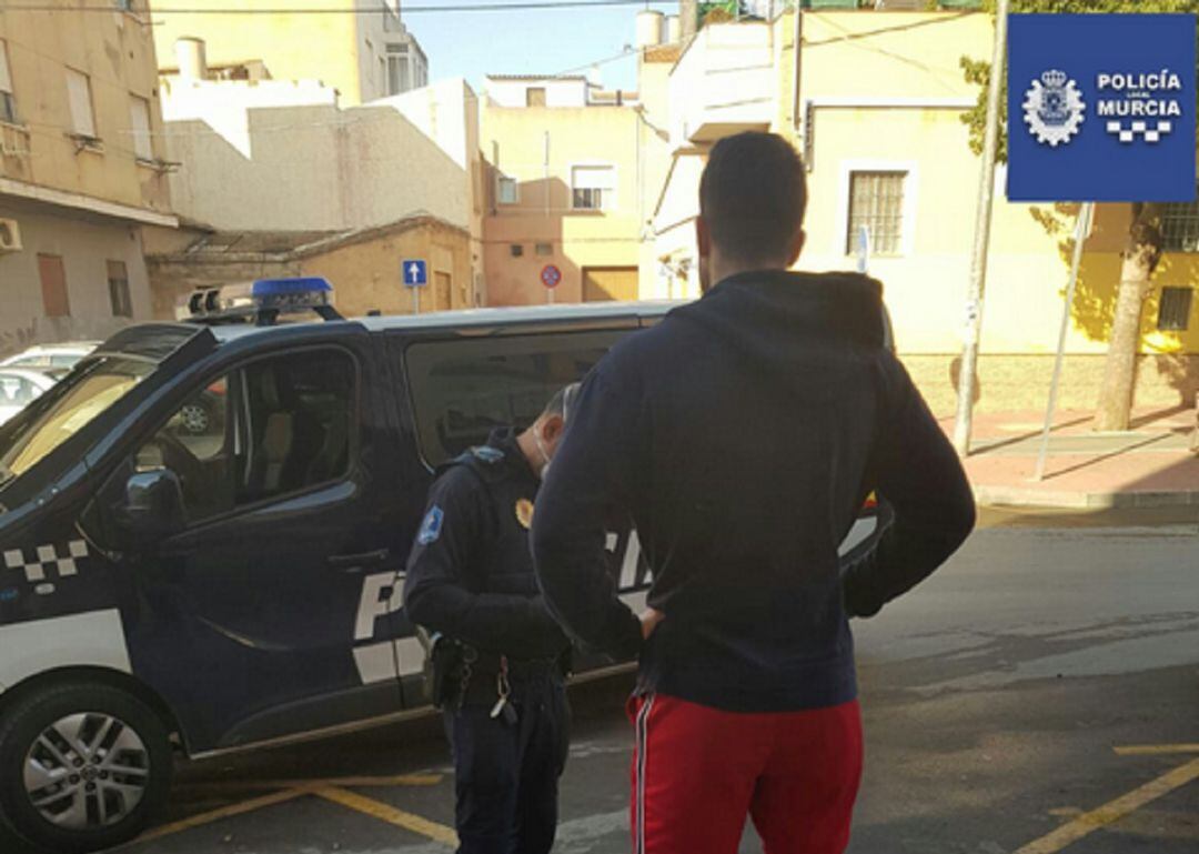 La Policía Local multando al joven en Espinardo